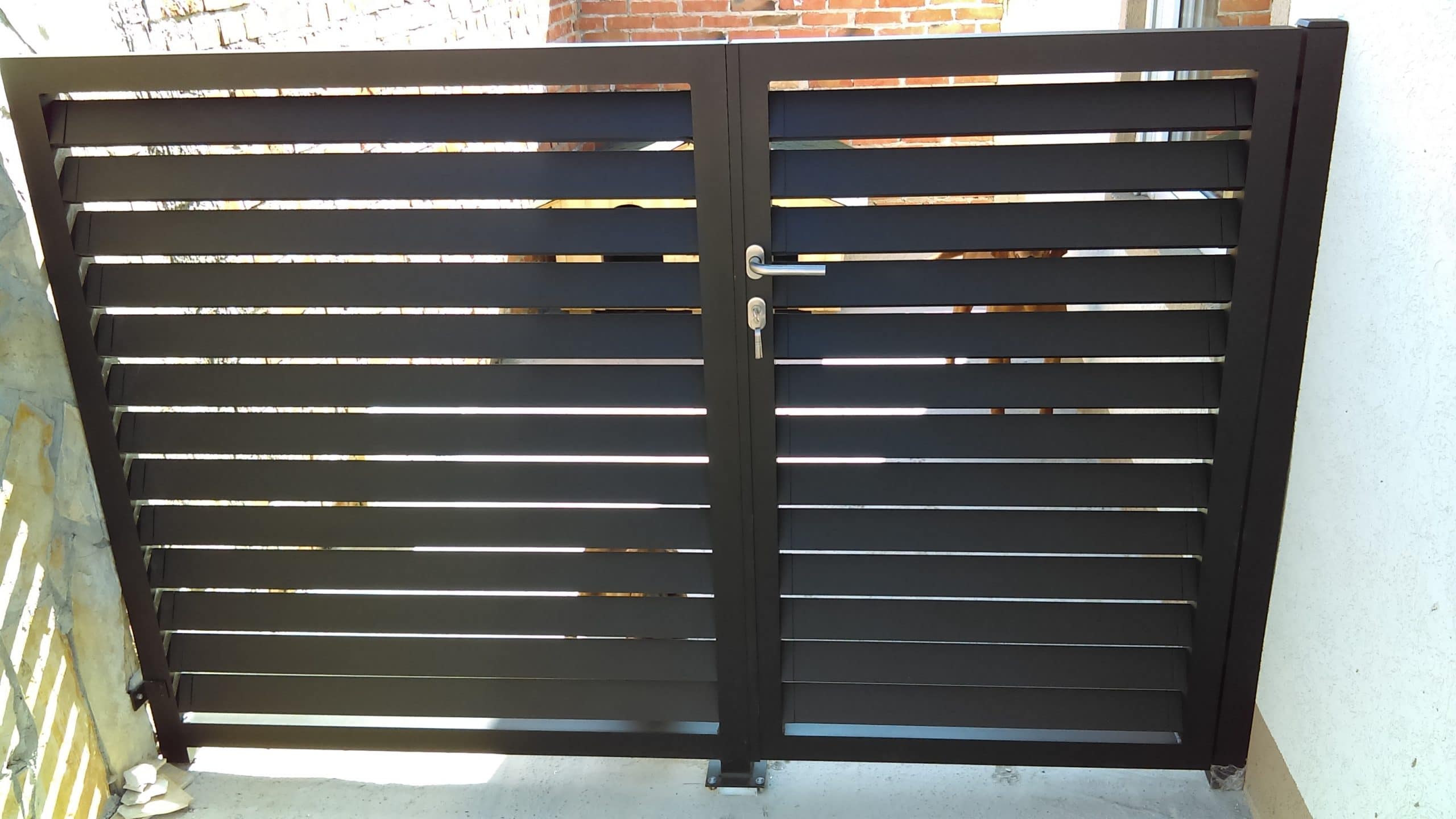aluminijumske ograde u tamnoj boji