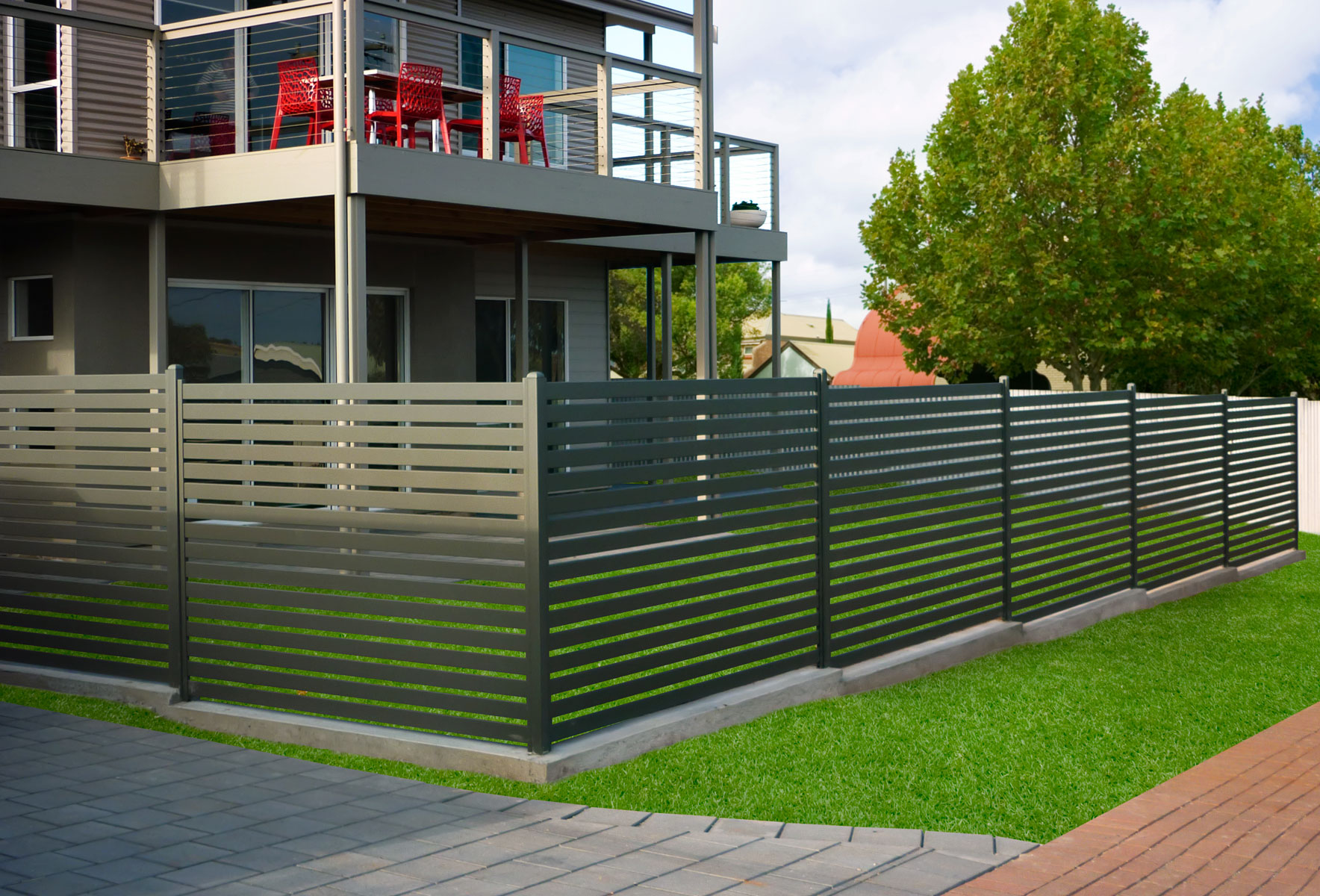 aluminijumske ograde u tamnoj boji za kucu